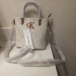 Calvin Klien CK Signature Hand Bag Zip Purse NWT